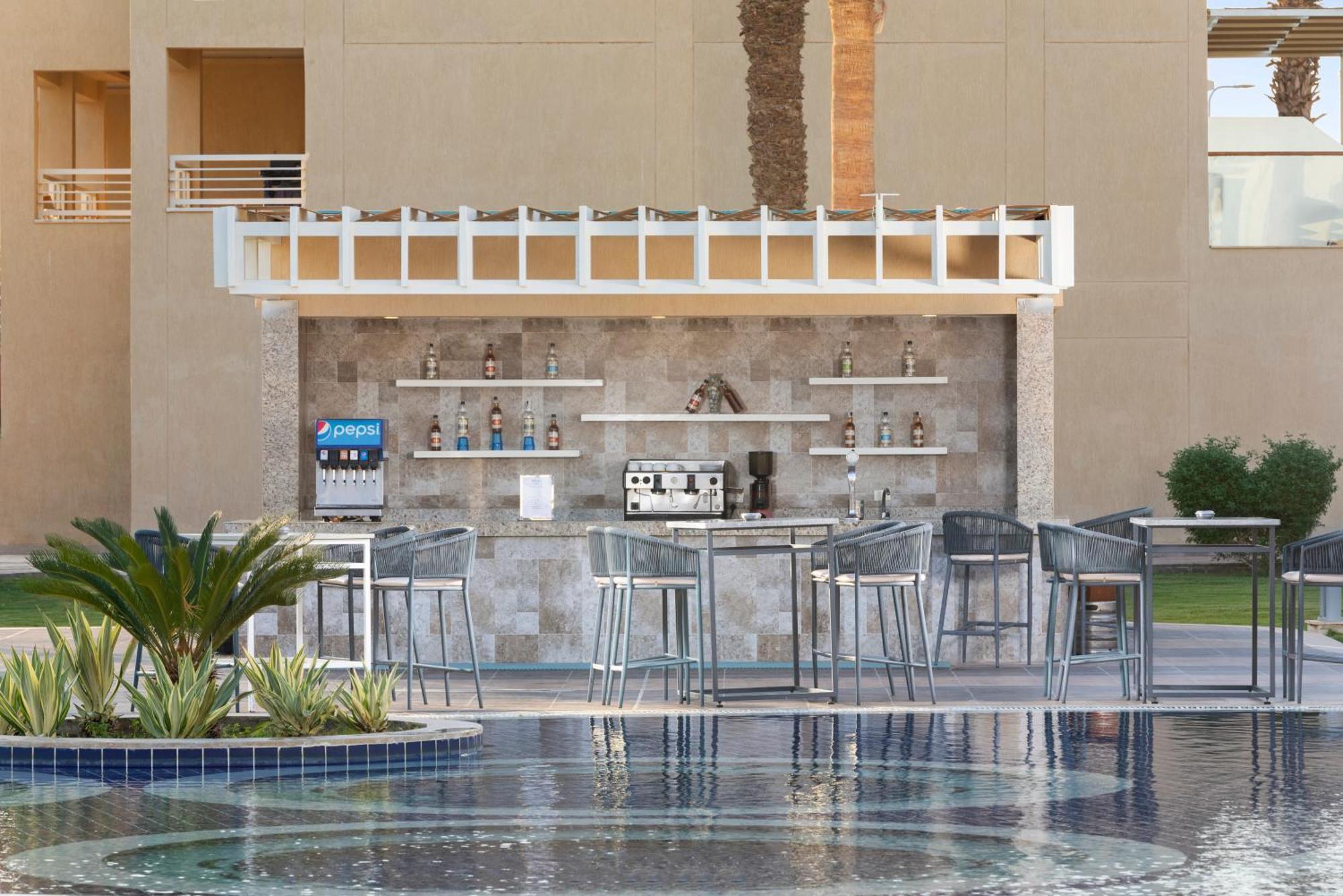 Beach Albatros Aqua Park - Hurghada Esterno foto A swim-up bar at a resort