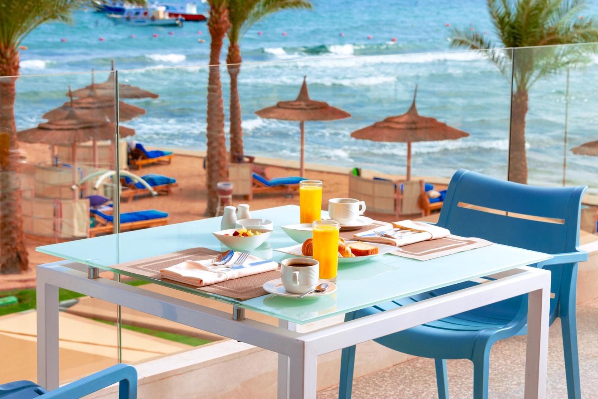 Beach Albatros Aqua Park - Hurghada Esterno foto A table with a glass tabletop