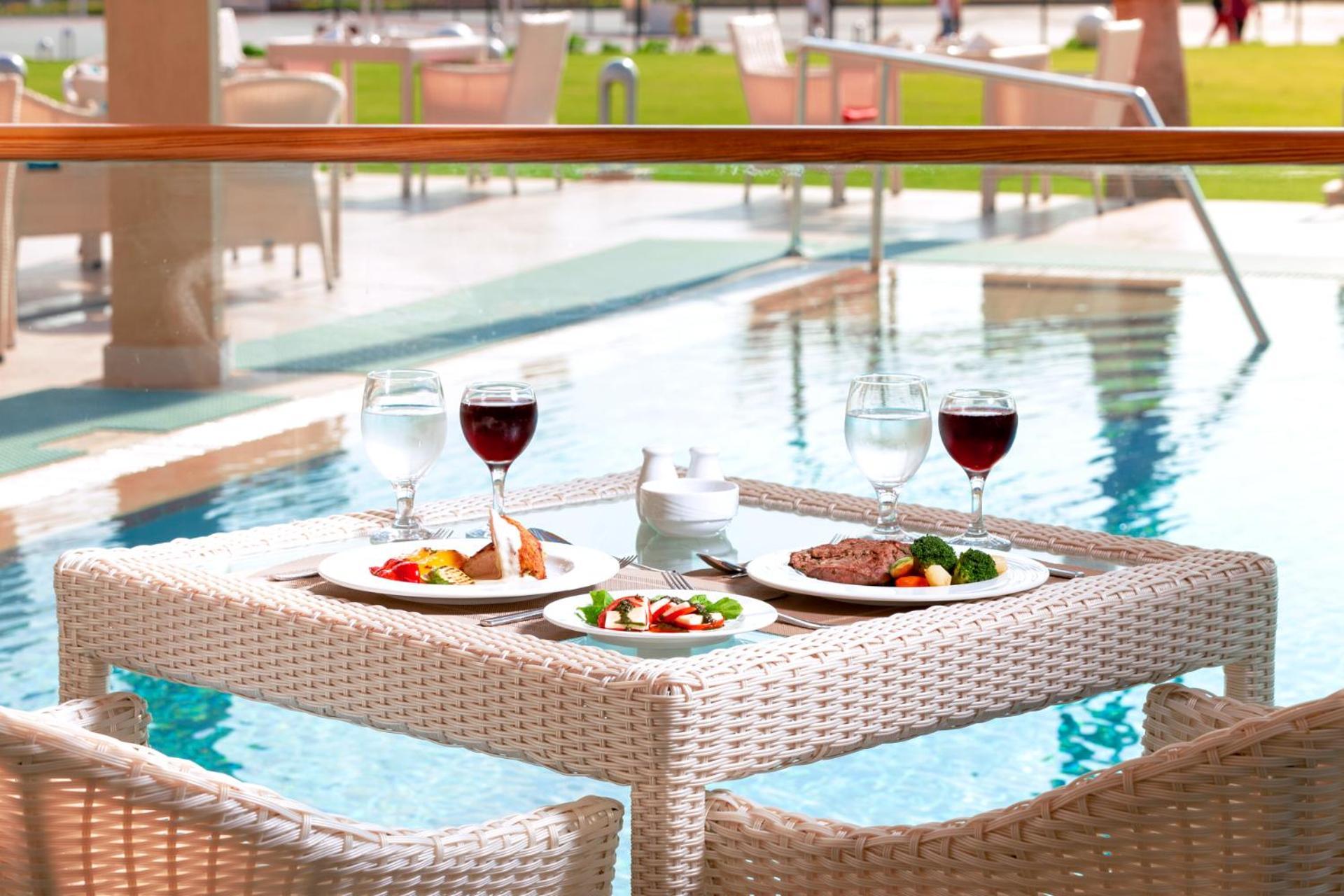 Beach Albatros Aqua Park - Hurghada Esterno foto A poolside table at the hotel