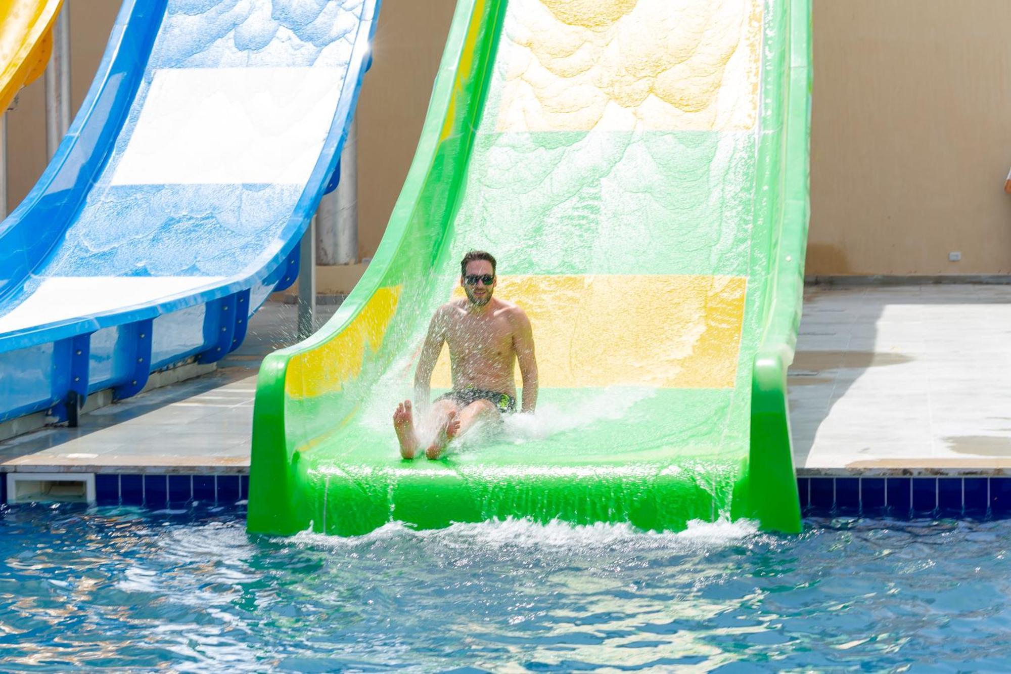 Beach Albatros Aqua Park - Hurghada Esterno foto A water slide