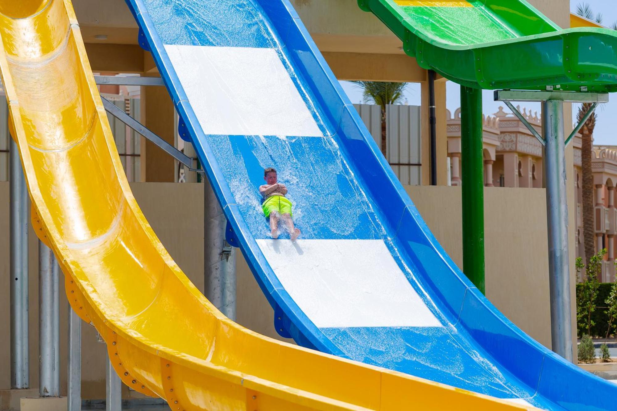 Beach Albatros Aqua Park - Hurghada Esterno foto A child on a water slide